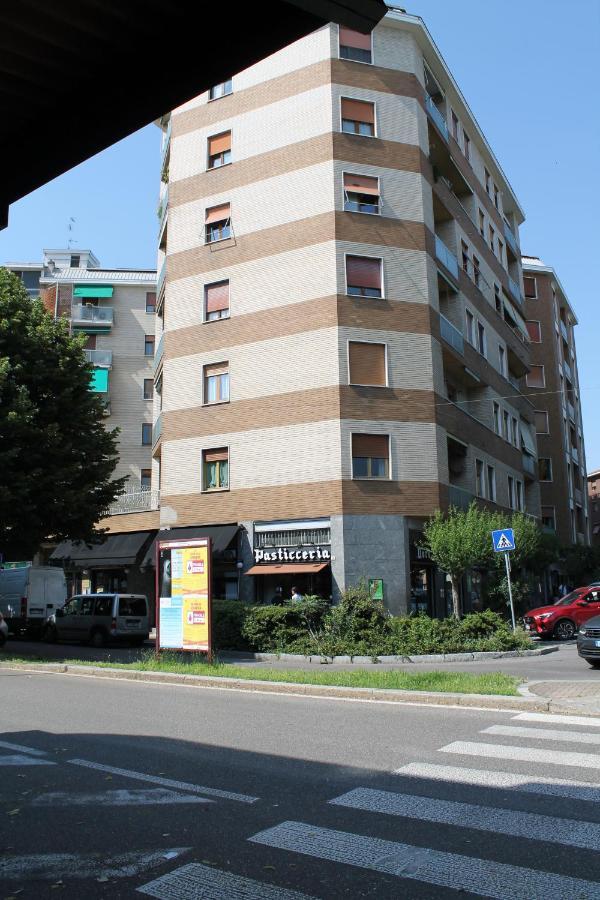 L'Appartamento Della Stazione Di Saronno Exteriör bild